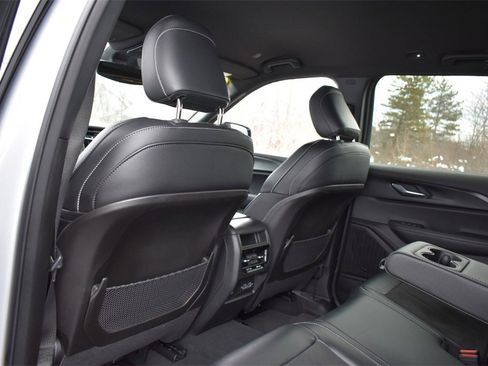 Used 2024 Jeep Grand Cherokee Altitude image 30