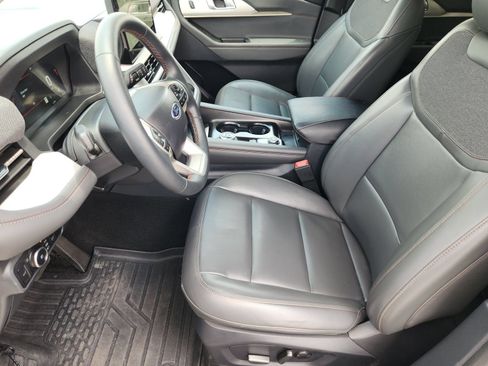 Used 2025 Ford Explorer Active w/ Active Comfort Package RWD image 16