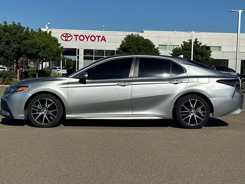 Used 2021 Toyota Camry SE FWD image 7