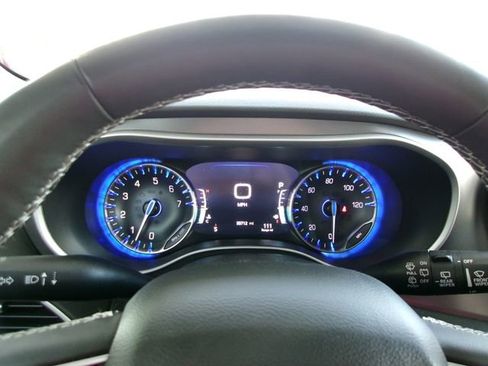 Used 2025 Chrysler Pacifica Select image 8