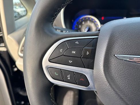 Used 2024 Chrysler Pacifica Touring-L image 40