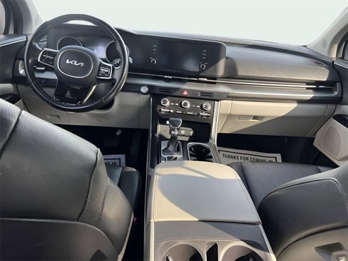 Used 2022 Kia Carnival LX image 9