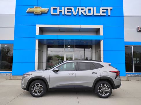 Used 2025 Chevrolet Trax LT w/ Driver Confidence Package FWD image 8