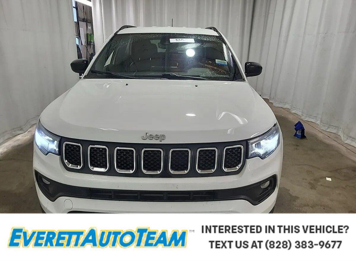 Used 2023 Jeep Compass Latitude w/ Convenience Group AWD/4WD image 1