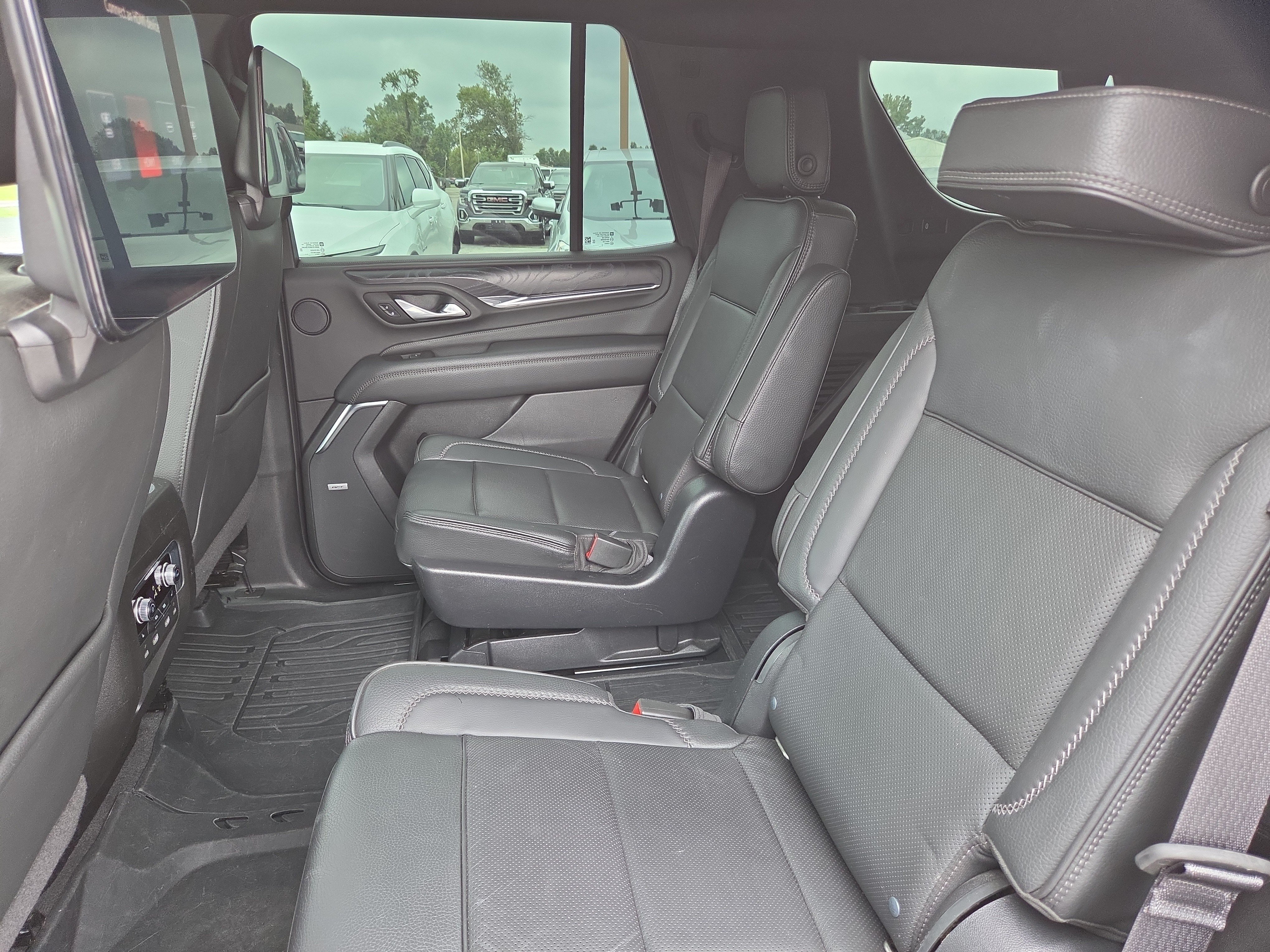Used 2022 GMC Yukon Denali w/ Denali Ultimate Package AWD/4WD image 6