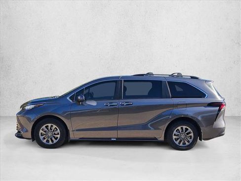 Used 2023 Toyota Sienna XLE image 9