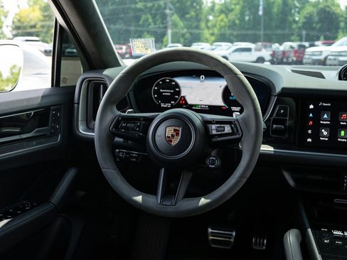 Used 2024 Porsche Cayenne S AWD/4WD image 39