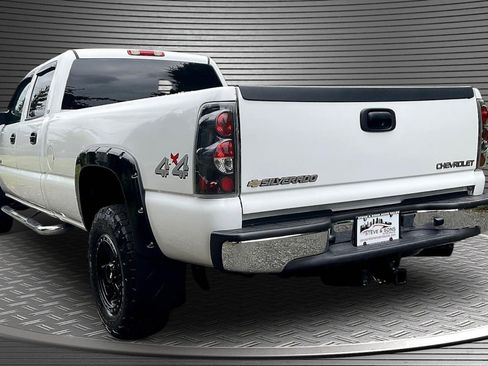 Used 2005 Chevrolet Silverado 2500 LS w/ Heavy-Duty Power Package AWD/4WD image 4