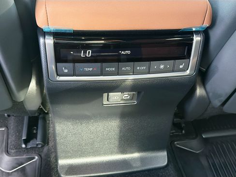 Used 2024 Lexus GX 550 w/ Accessory Package (2T) AWD/4WD image 20