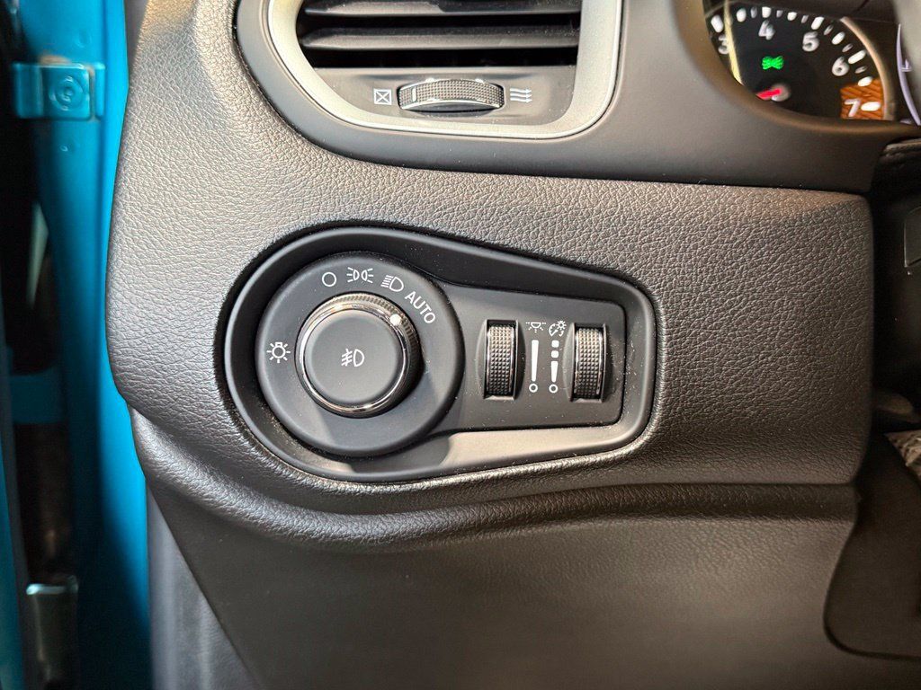 Used 2020 Jeep Renegade Latitude w/ Cold Weather Group AWD/4WD image 22
