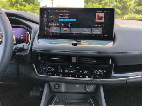 Used 2025 Nissan Rogue SL w/ Tech Package AWD/4WD image 22