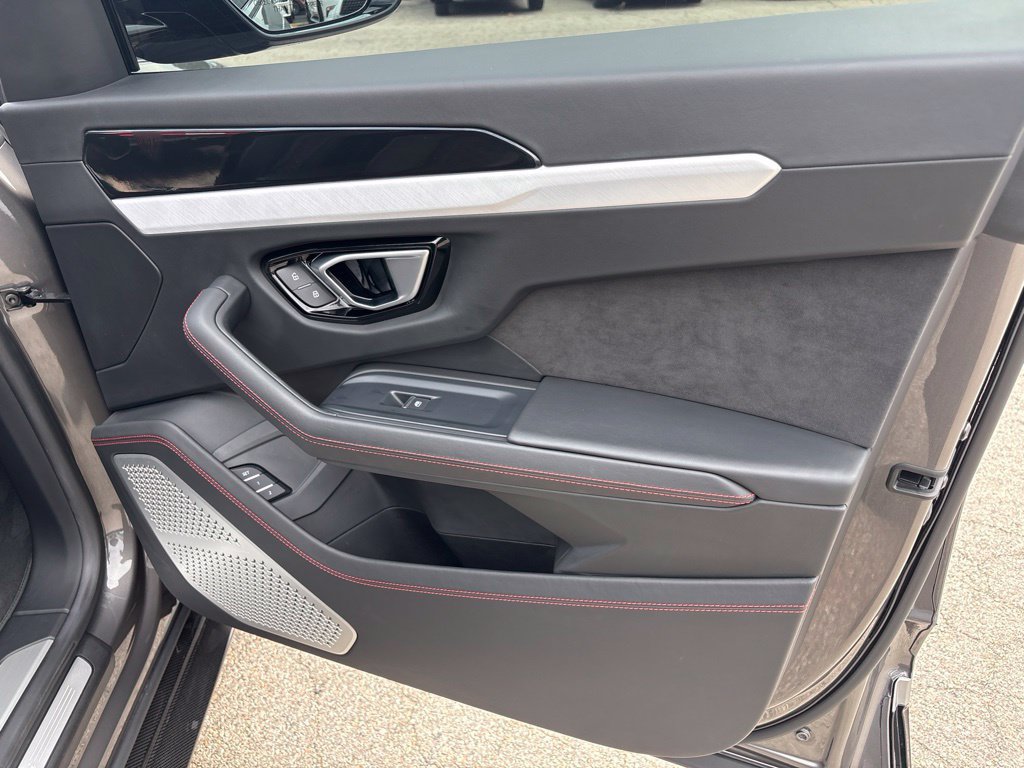 Used 2021 Lamborghini Urus AWD/4WD image 25