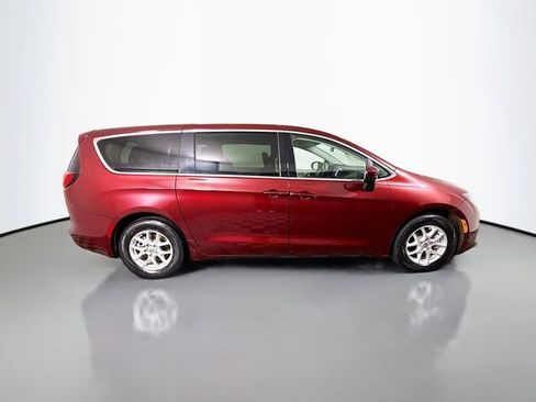 Used 2022 Chrysler Voyager LX FWD image 11