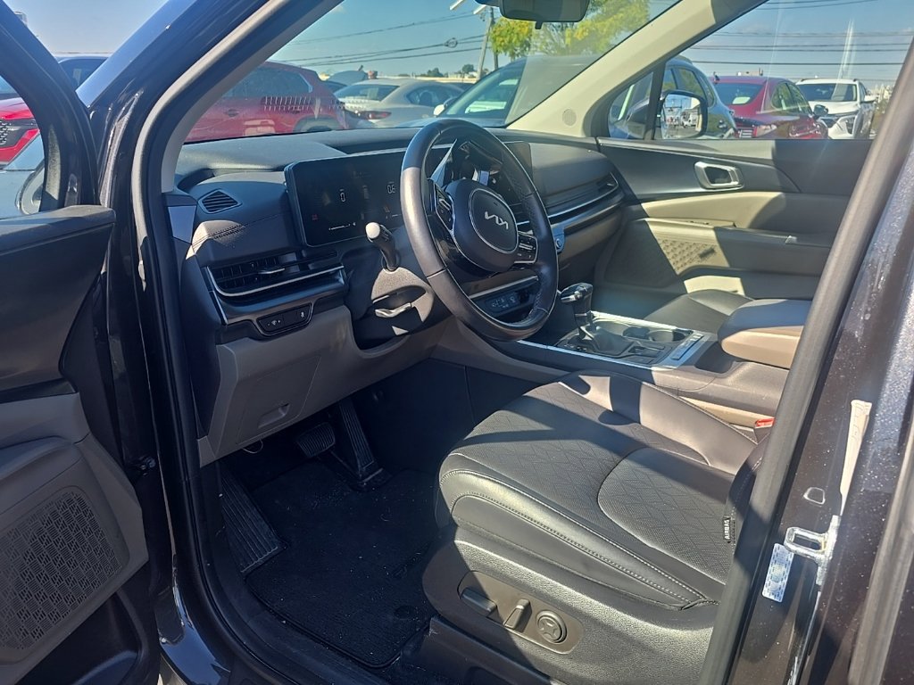 Used 2025 Kia Carnival FWD image 5