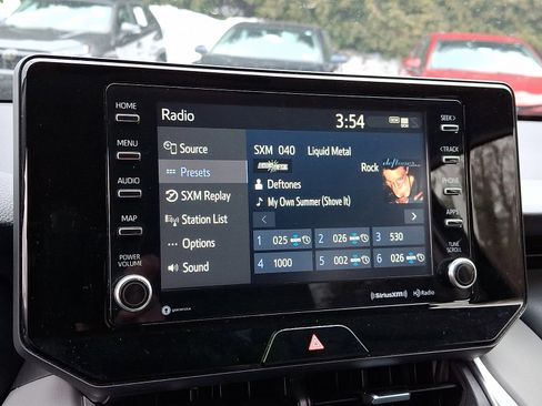 Used 2022 Toyota Venza LE image 11