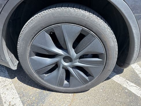 Used 2024 Tesla Model Y Long Range RWD image 17