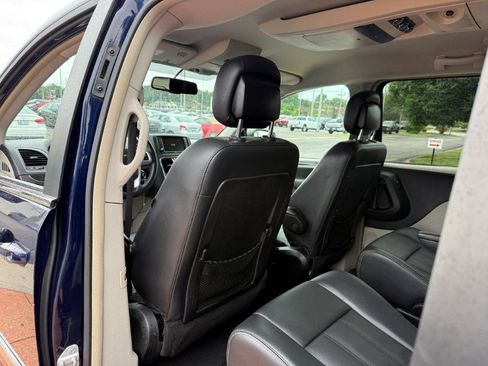 Used 2013 Chrysler Town & Country Touring FWD image 13