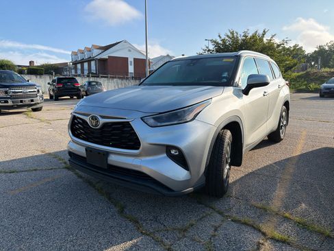Used 2021 Toyota Highlander XLE AWD/4WD image 8