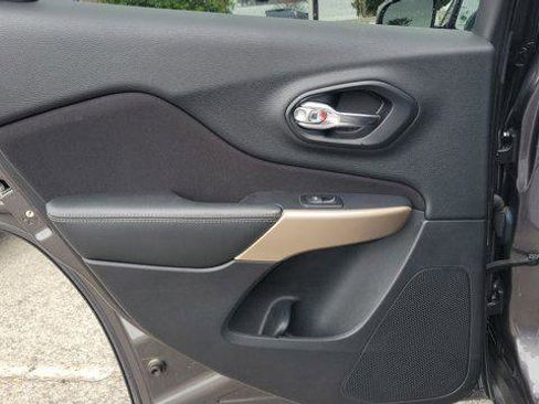 Used 2018 Jeep Cherokee Latitude w/ Altitude Package image 13