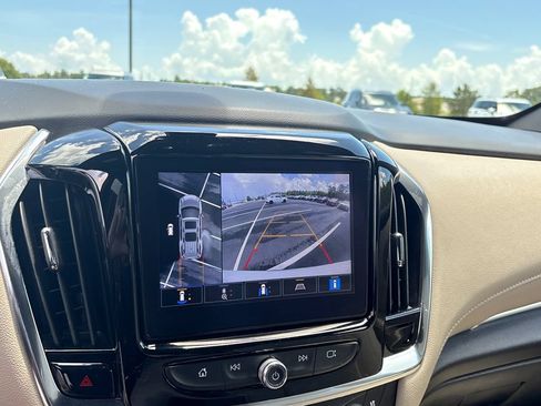 Used 2023 Chevrolet Traverse Premier FWD image 18