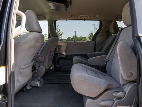 Used 2019 Toyota Sienna LE FWD image 17