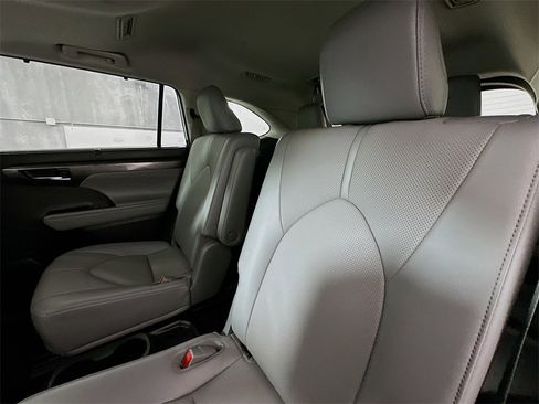 Used 2022 Toyota Highlander Limited image 26