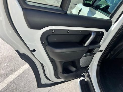 Used 2023 Land Rover Defender 130 X-Dynamic SE image 24