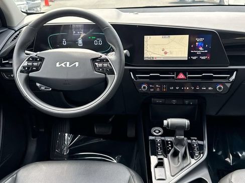 Used 2025 Kia Niro FWD image 2