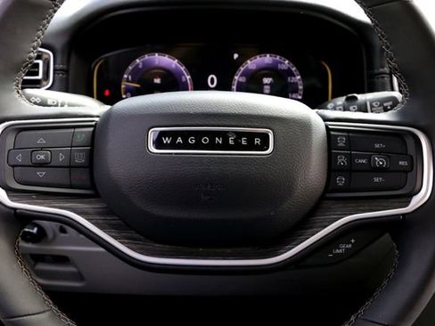 Used 2023 Jeep Wagoneer L Series III w/ Premium Group I AWD/4WD image 11