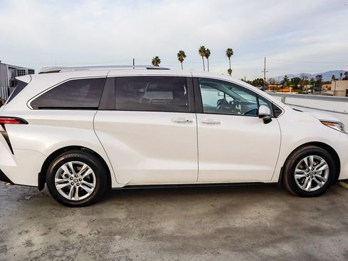 Used 2023 Toyota Sienna Limited image 12