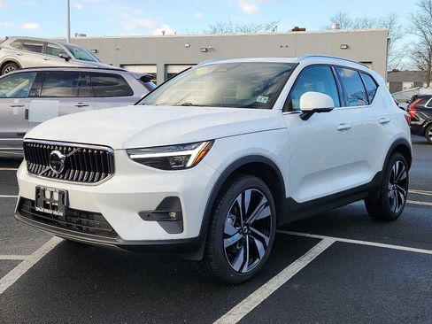 Used 2025 Volvo XC40 B5 Ultra w/ Protection Package Premier image 3