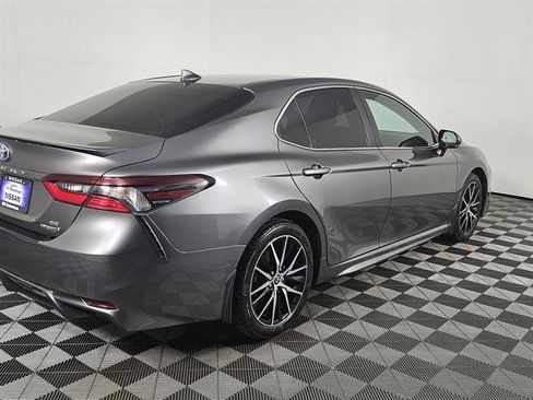 Used 2023 Toyota Camry SE image 4