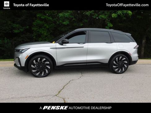 Used 2025 Lincoln Nautilus Reserve AWD/4WD image 2