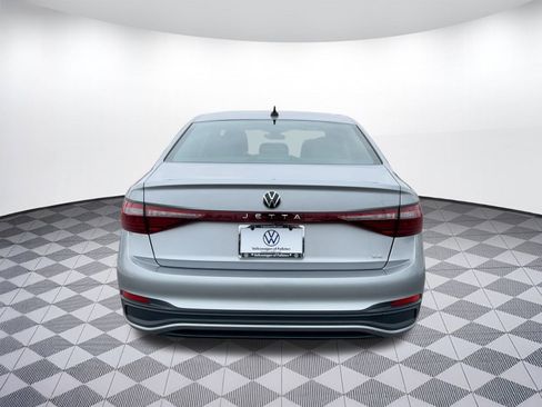 Certified 2025 Volkswagen Jetta SE image 10