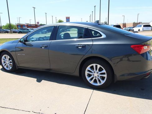 Used 2017 Chevrolet Malibu LT w/ Leather Package FWD image 16