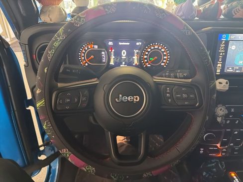 Used 2024 Jeep Wrangler Unlimited Rubicon w/ Capability Package image 7