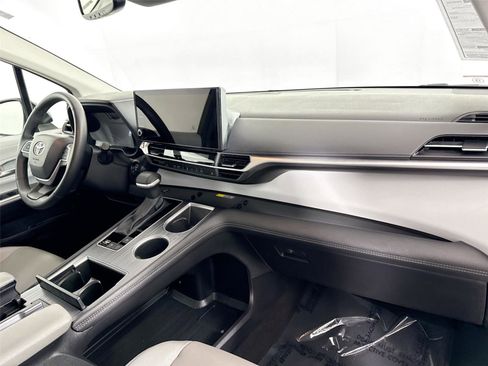 Certified 2025 Toyota Sienna XLE image 45