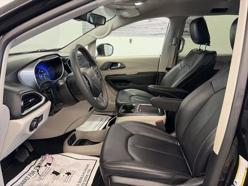 Certified 2024 Chrysler Pacifica Touring-L image 12