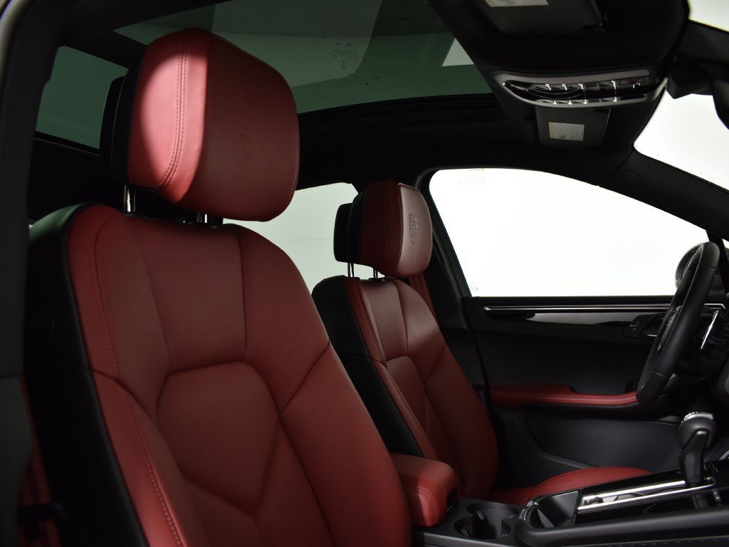 Used 2026 Porsche Macan AWD/4WD image 40