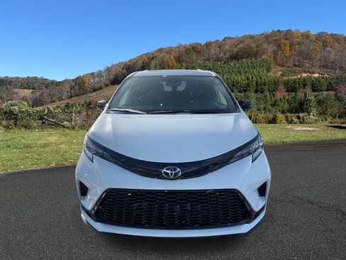 Used 2025 Toyota Sienna XSE image 2