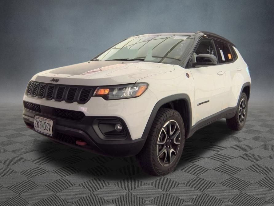 Used 2025 Jeep Compass Trailhawk AWD/4WD image 2