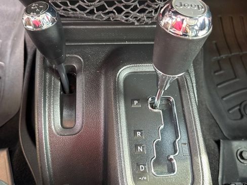 Used 2015 Jeep Wrangler Unlimited Sahara image 12