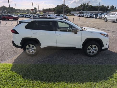Used 2021 Toyota RAV4 LE FWD image 6