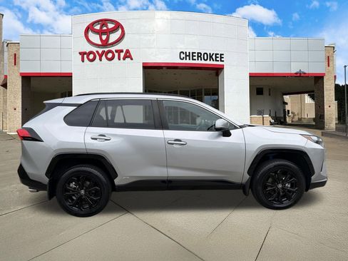 Used 2024 Toyota RAV4 SE AWD/4WD image 4