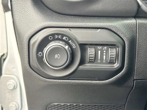 Used 2020 Jeep Wrangler Unlimited Sahara image 21