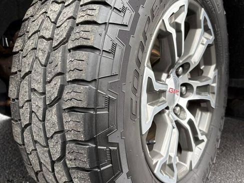 Used 2020 GMC Sierra 1500 SLE w/ X31 Off-Road Package image 10