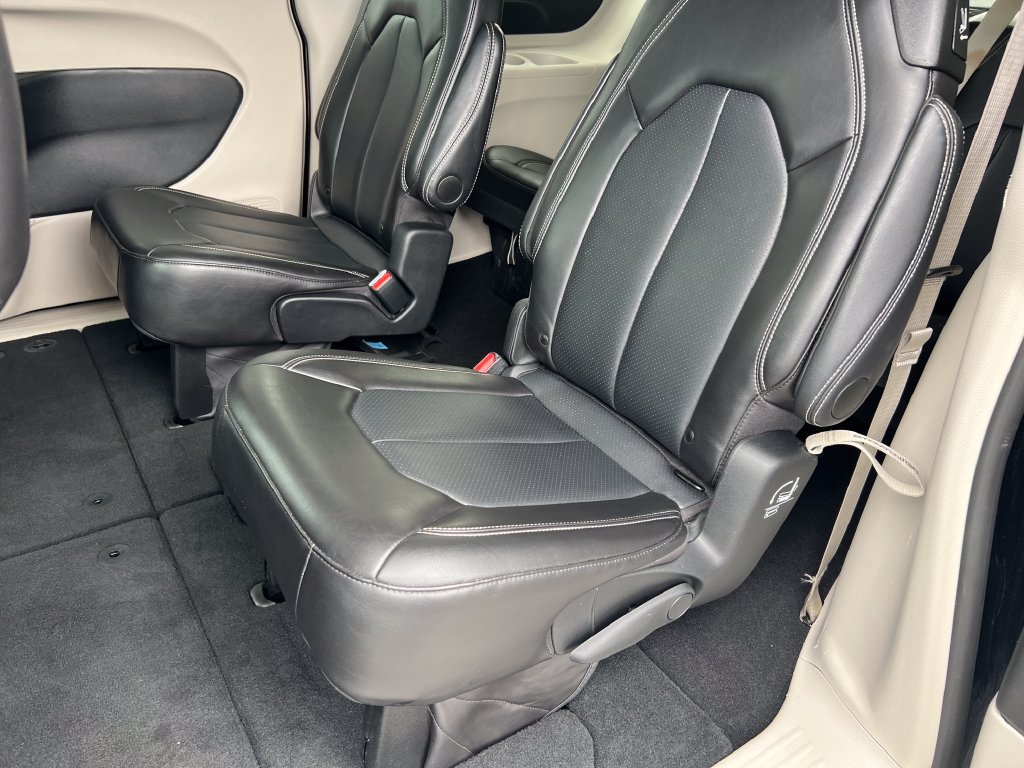 Used 2024 Chrysler Pacifica Touring-L FWD image 16