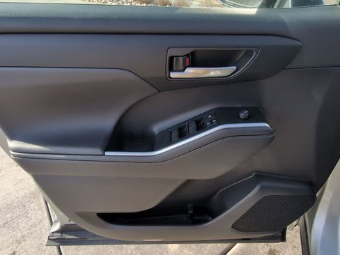 Used 2024 Toyota Highlander XLE image 10