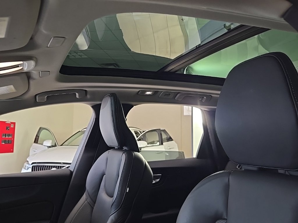 Certified 2024 Volvo XC60 T8 Ultimate w/ Climate Package AWD/4WD image 13