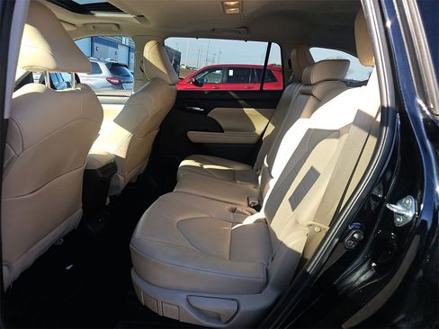 Used 2022 Toyota Highlander XLE image 21
